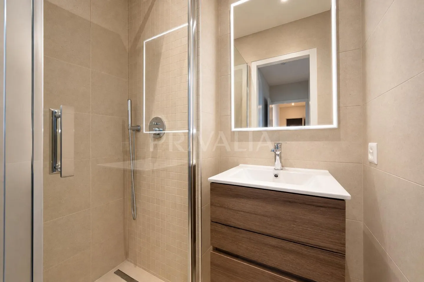 Magnificent crossing apartment on a high floor - Photo 4 of 7