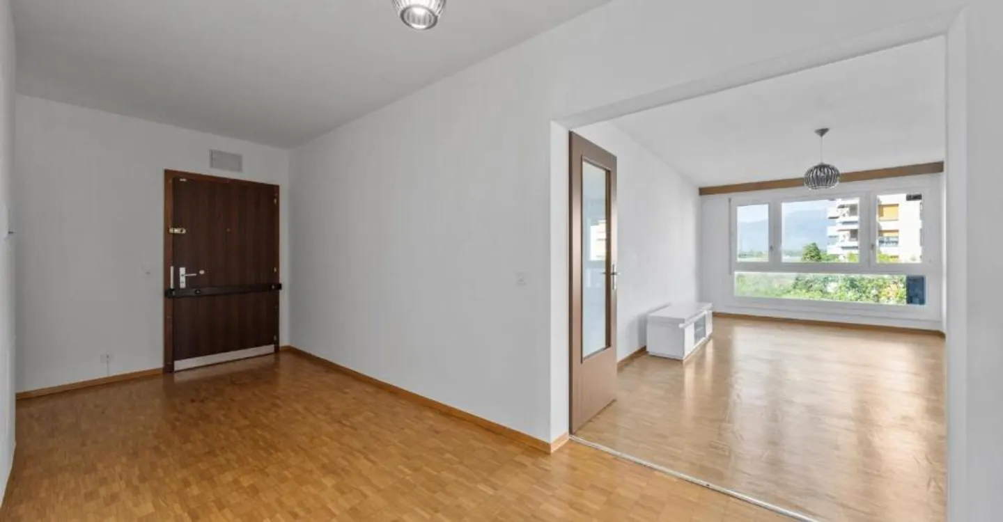 Spacious 6-room apartment with panoramic views of the Jura - Photo 1 of 12