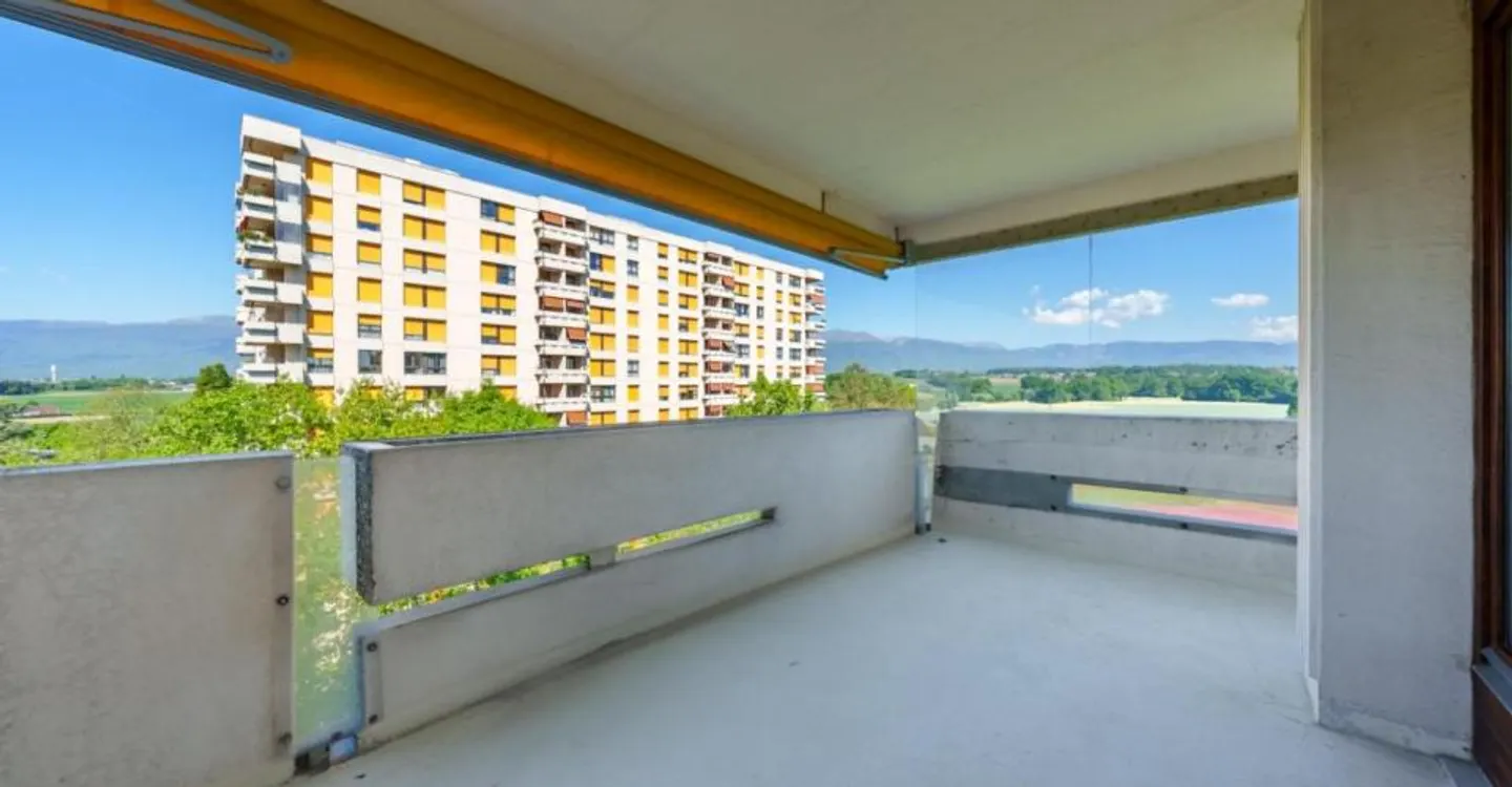 Spacious 6-room apartment with panoramic views of the Jura - Photo 2 of 12