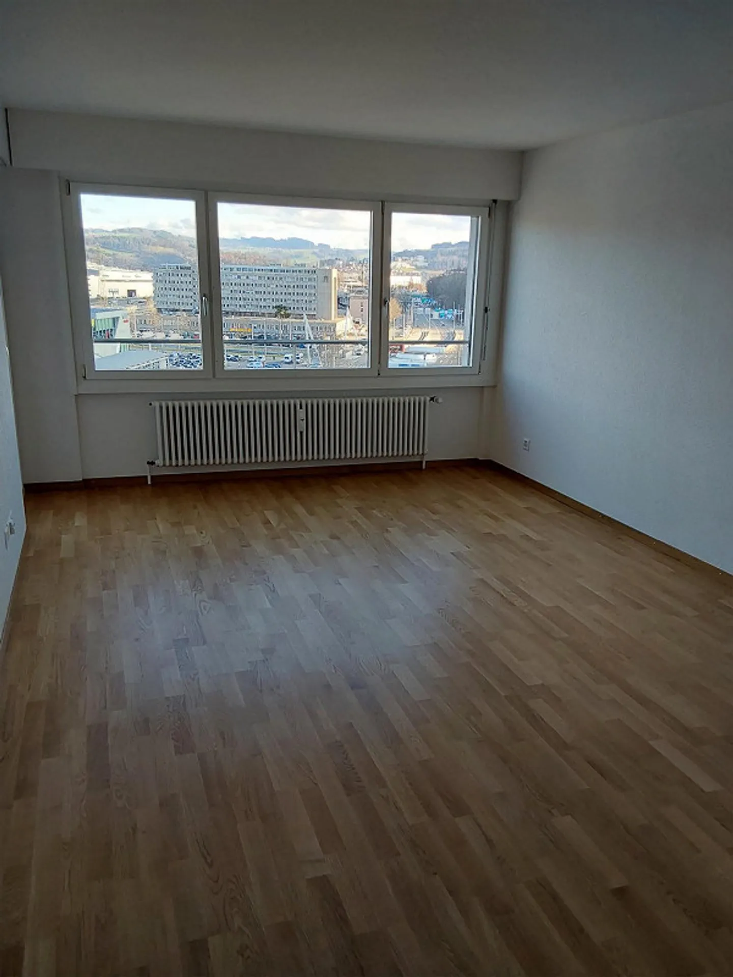 Appartement lumineux de 3,5 pièces au 10ème étage avec belle vue - Photo 4 sur 14