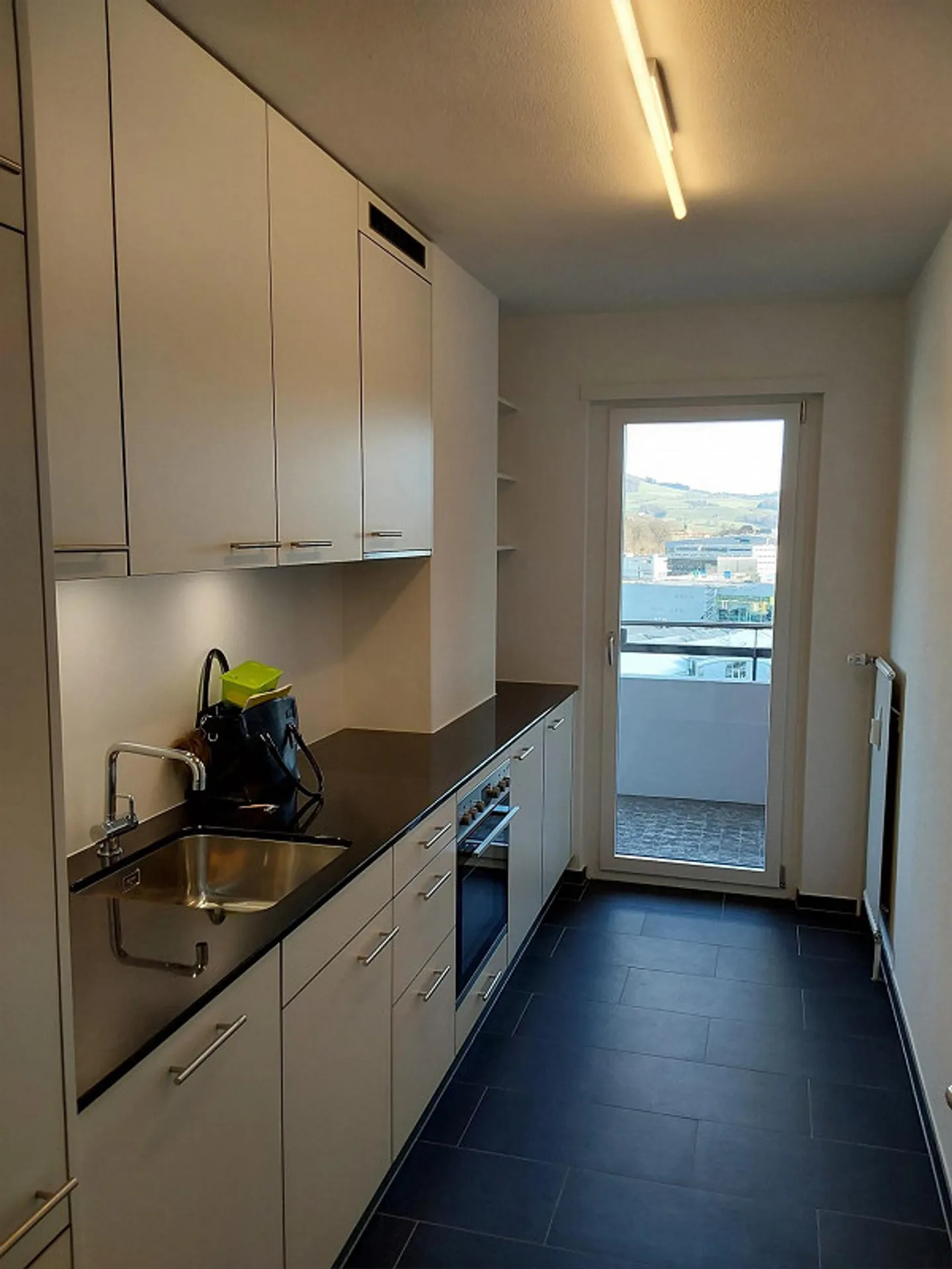Appartement lumineux de 3,5 pièces au 10ème étage avec belle vue - Photo 1 sur 14