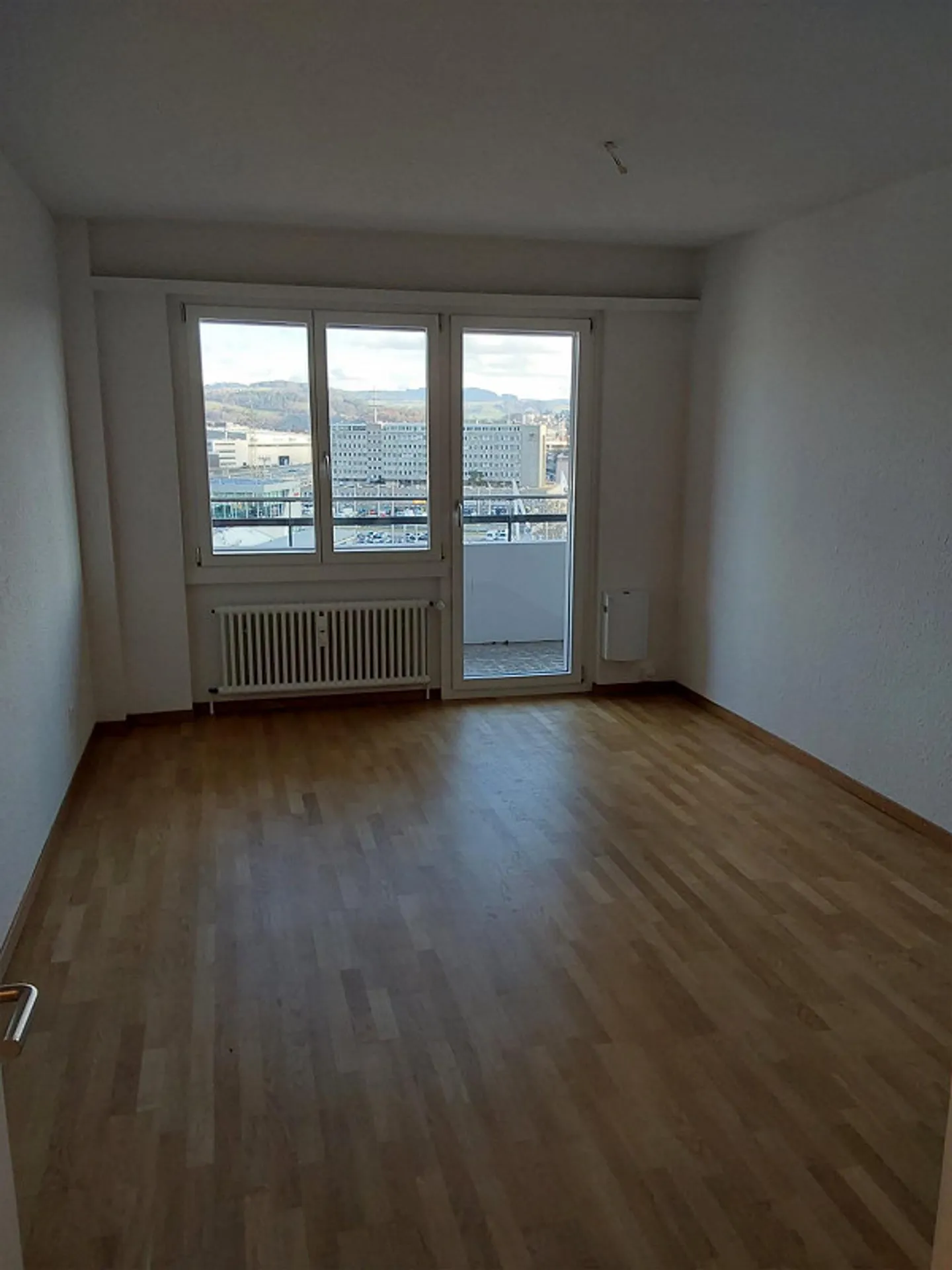 Appartement lumineux de 3,5 pièces au 10ème étage avec belle vue - Photo 6 sur 14