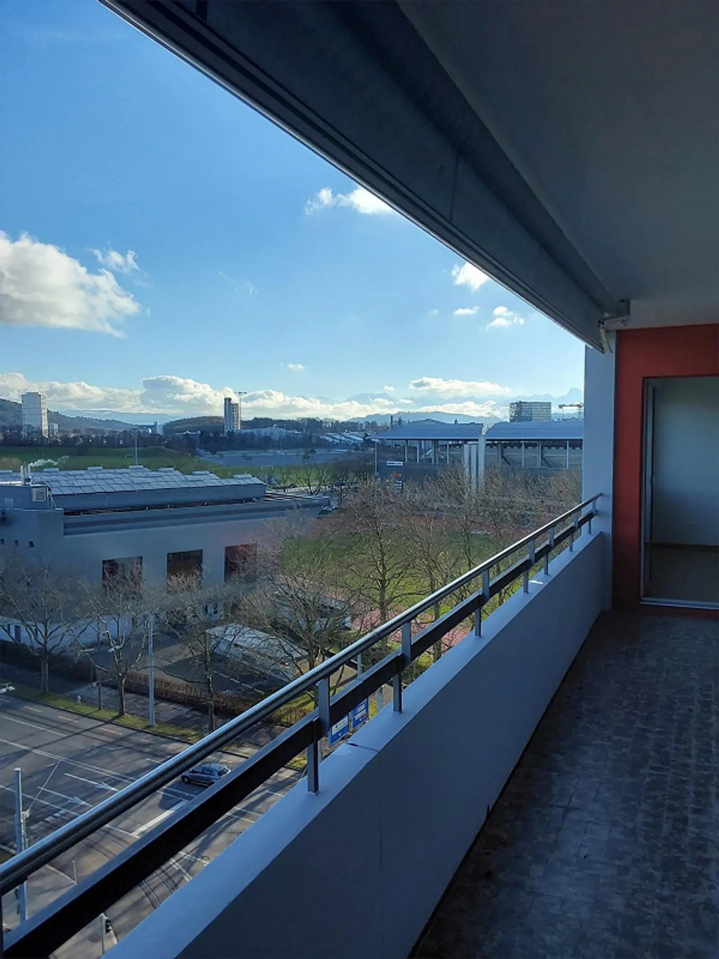 Appartement lumineux de 3,5 pièces au 10ème étage avec belle vue - Photo 3 sur 14