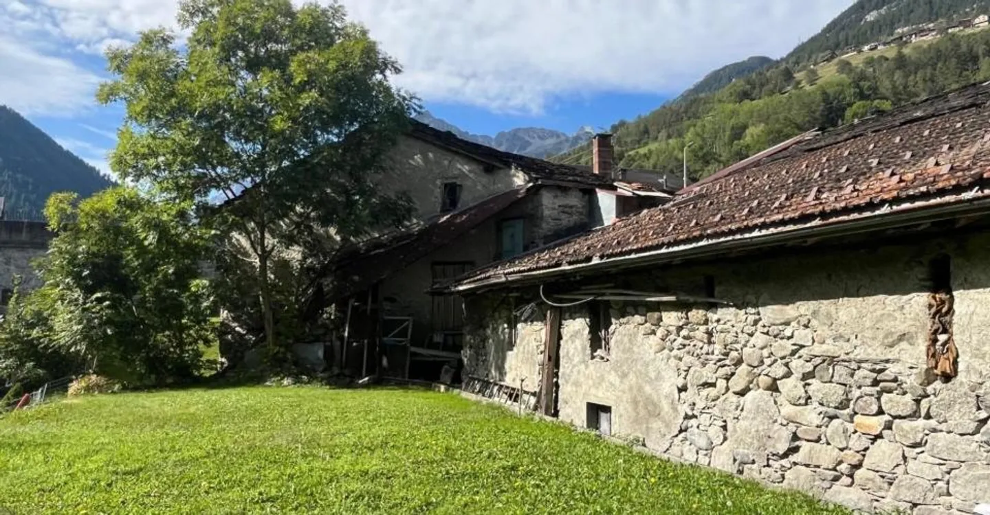 In the heart of the village of Orsières, house and barn to renovate with beautiful outdoor space - Photo 1 of 12