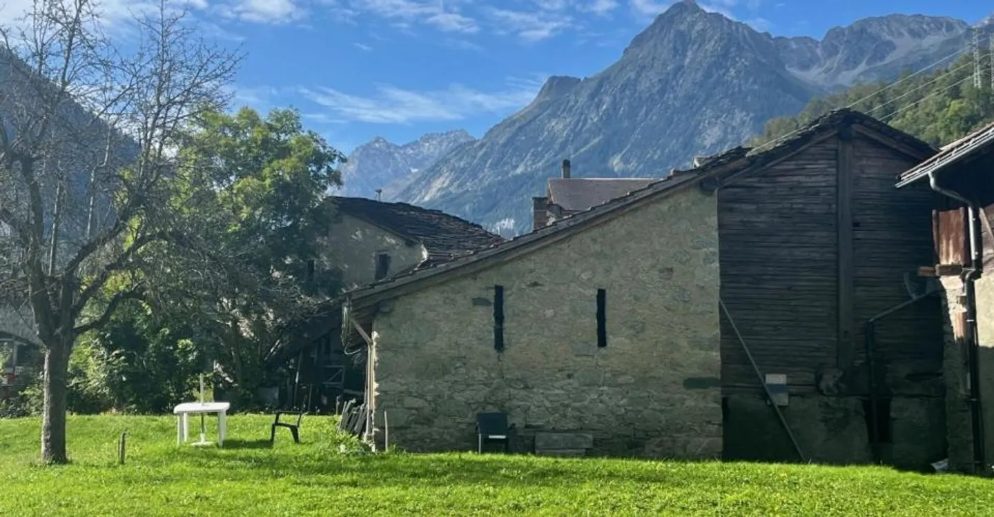 In the heart of the village of Orsières, house and barn to renovate with beautiful outdoor space - Photo 2 of 12