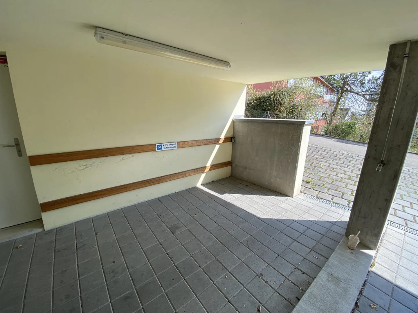 Aussenparkplatz & Motorradplatz - Foto 2 von 2