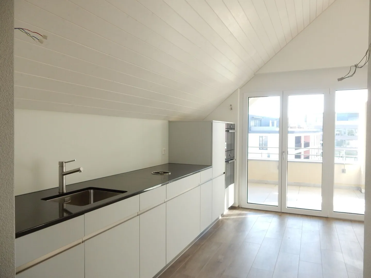 Stylish living above the rooftops of Esslingen - modern apartment near the train station - Photo 4 of 9