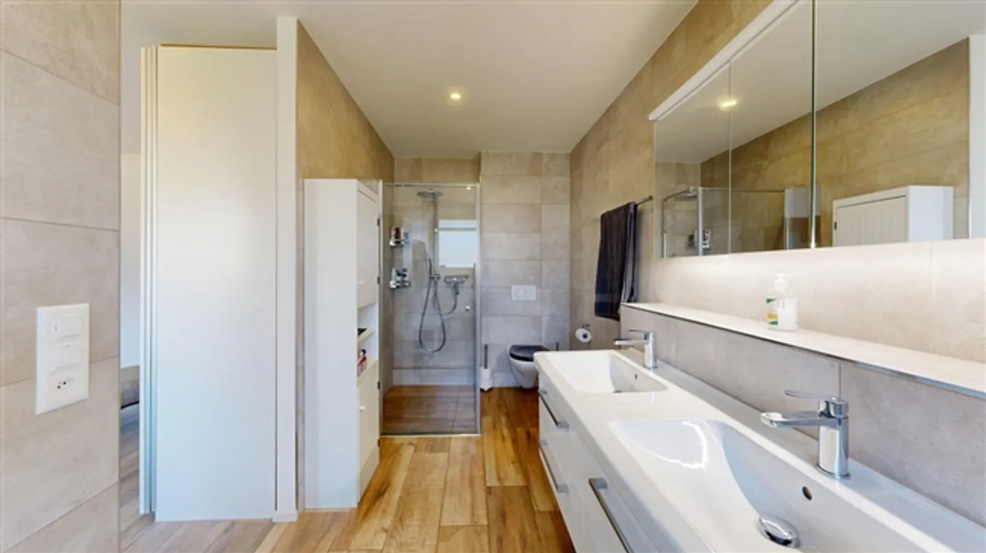 «Moderne 4.5-Zimmer-Maisonettewohnung mit Terrasse und eigenem Garten» - Foto 13 von 20