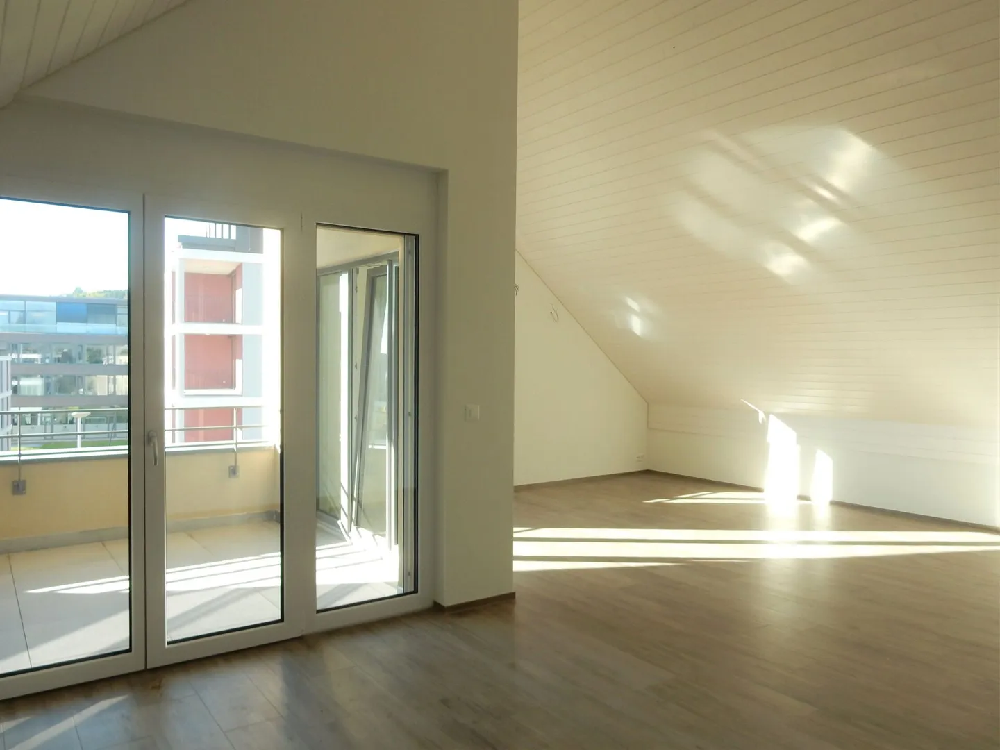 Stylish living above the rooftops of Esslingen - modern apartment near the train station - Photo 3 of 9