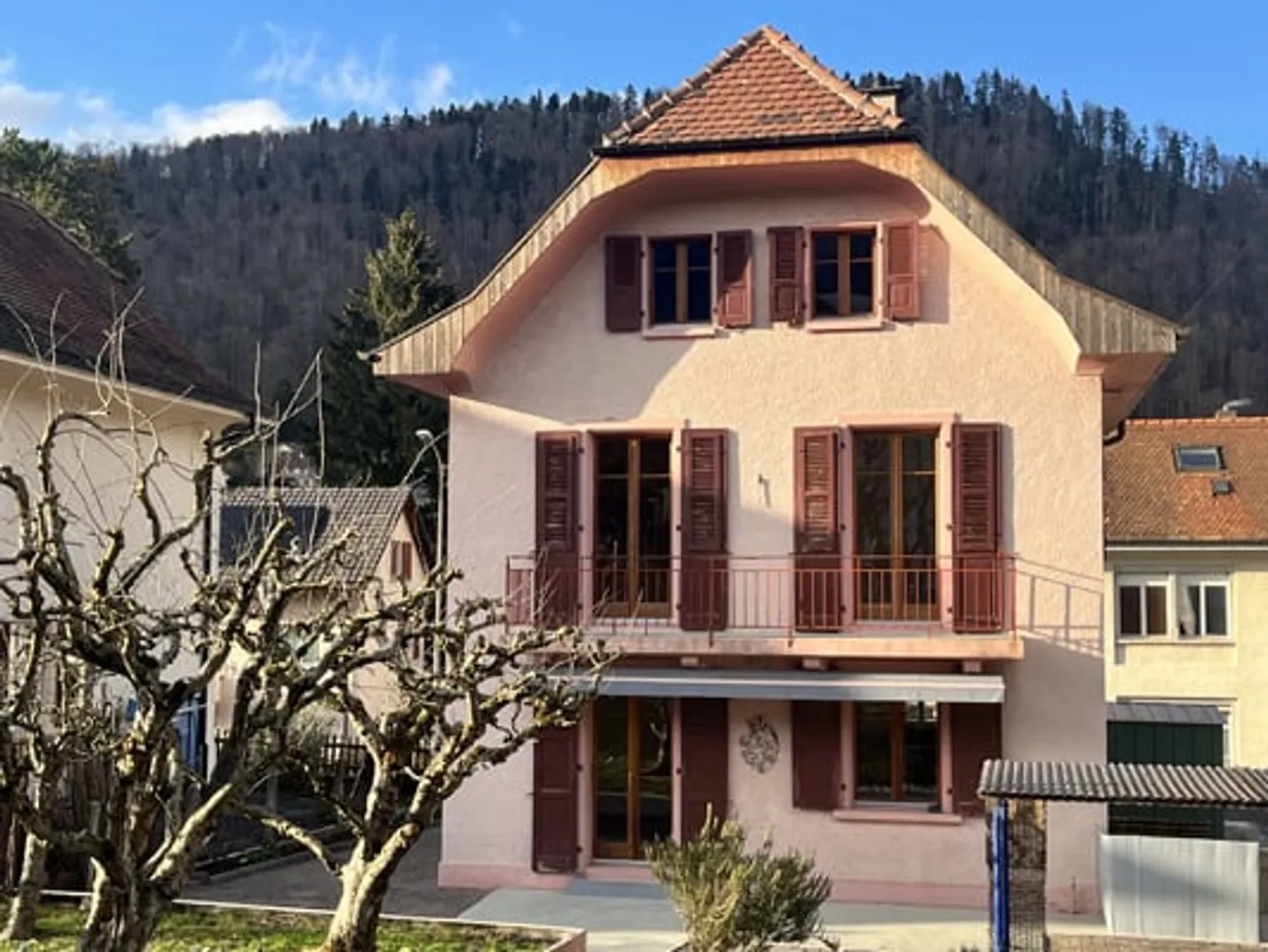 Casa unifamiliare affascinante e spaziosa con 7,5 stanze in una buona posizione - Foto 1 di 34