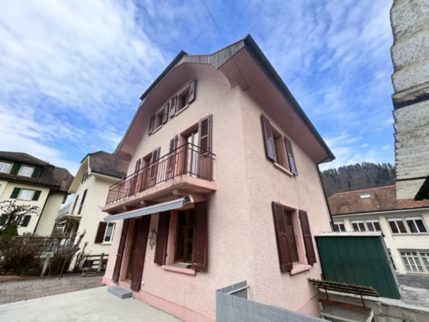 Casa unifamiliare affascinante e spaziosa con 7,5 stanze in una buona posizione - Foto 3 di 34