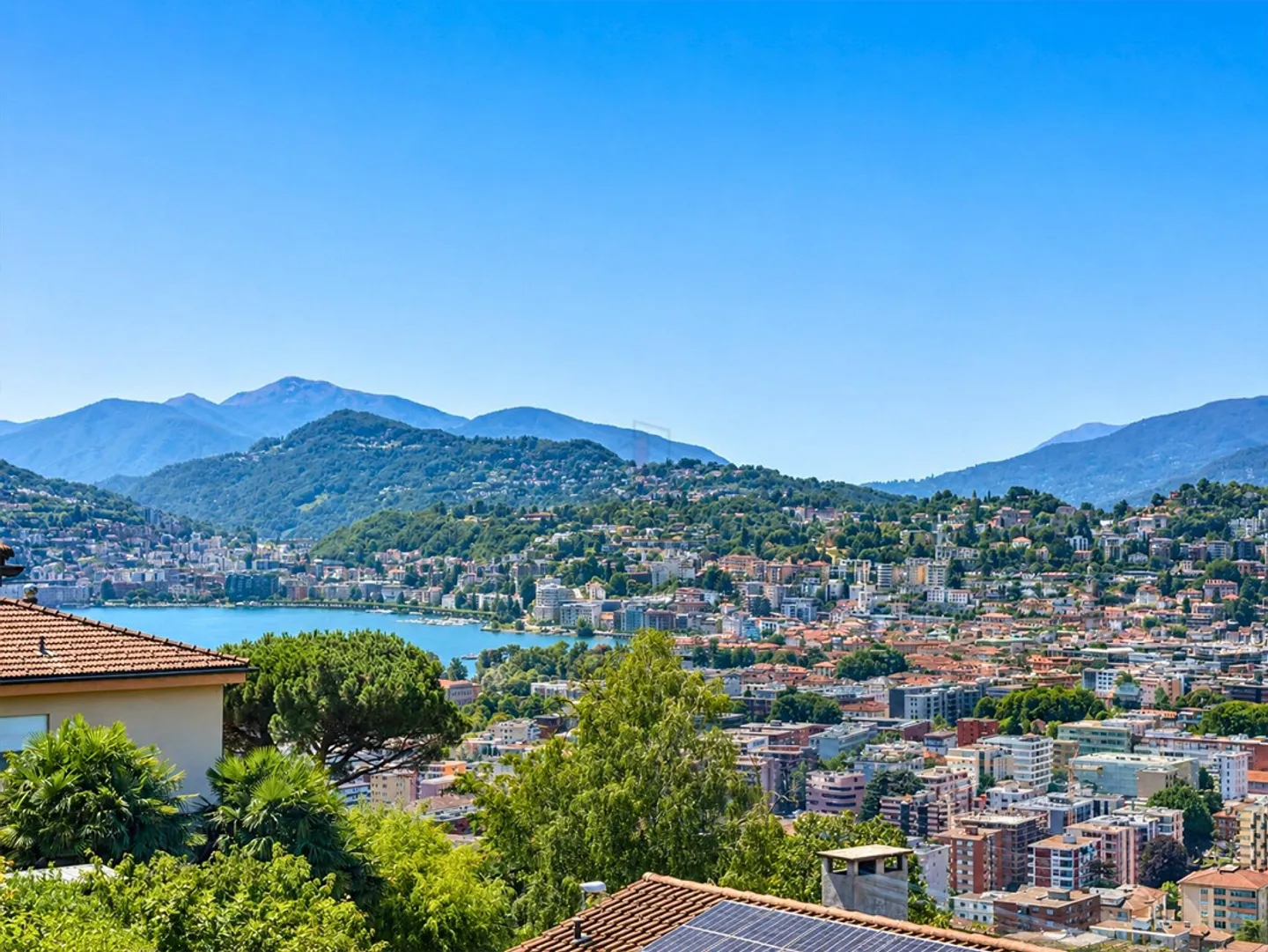LA TUA CASA IN ZONA ESCLUSIVA CON PARZIALE VISTA LAGO - Foto 1 di 13