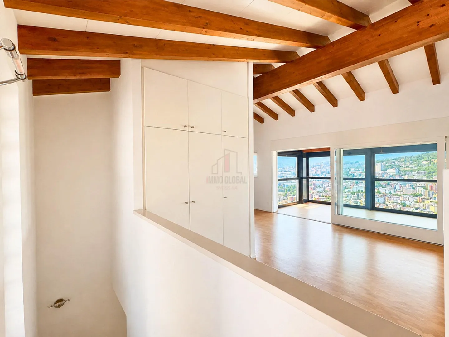 LA TUA CASA IN ZONA ESCLUSIVA CON PARZIALE VISTA LAGO - Foto 2 di 13