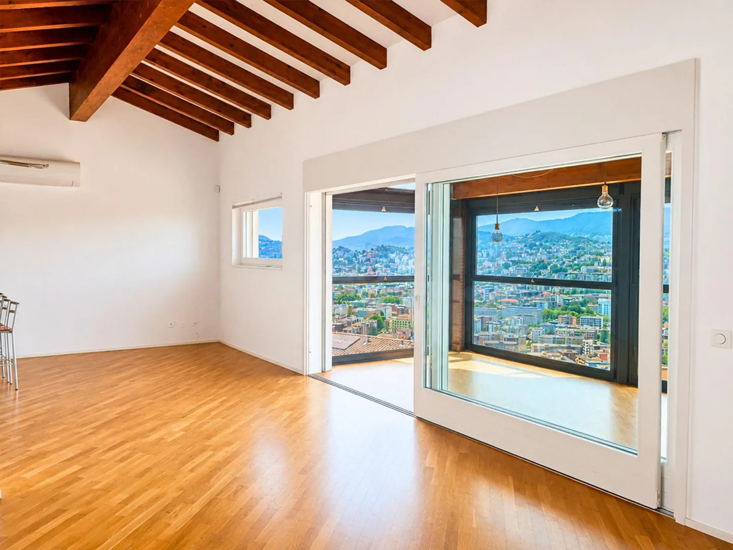 LA TUA CASA IN ZONA ESCLUSIVA CON PARZIALE VISTA LAGO - Foto 3 di 13