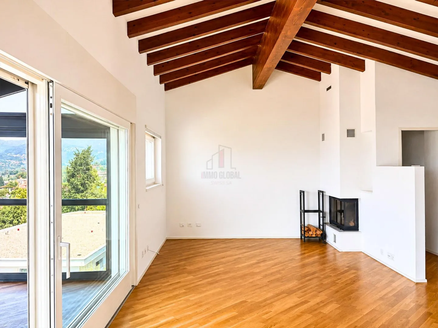 LA TUA CASA IN ZONA ESCLUSIVA CON PARZIALE VISTA LAGO - Foto 4 di 13