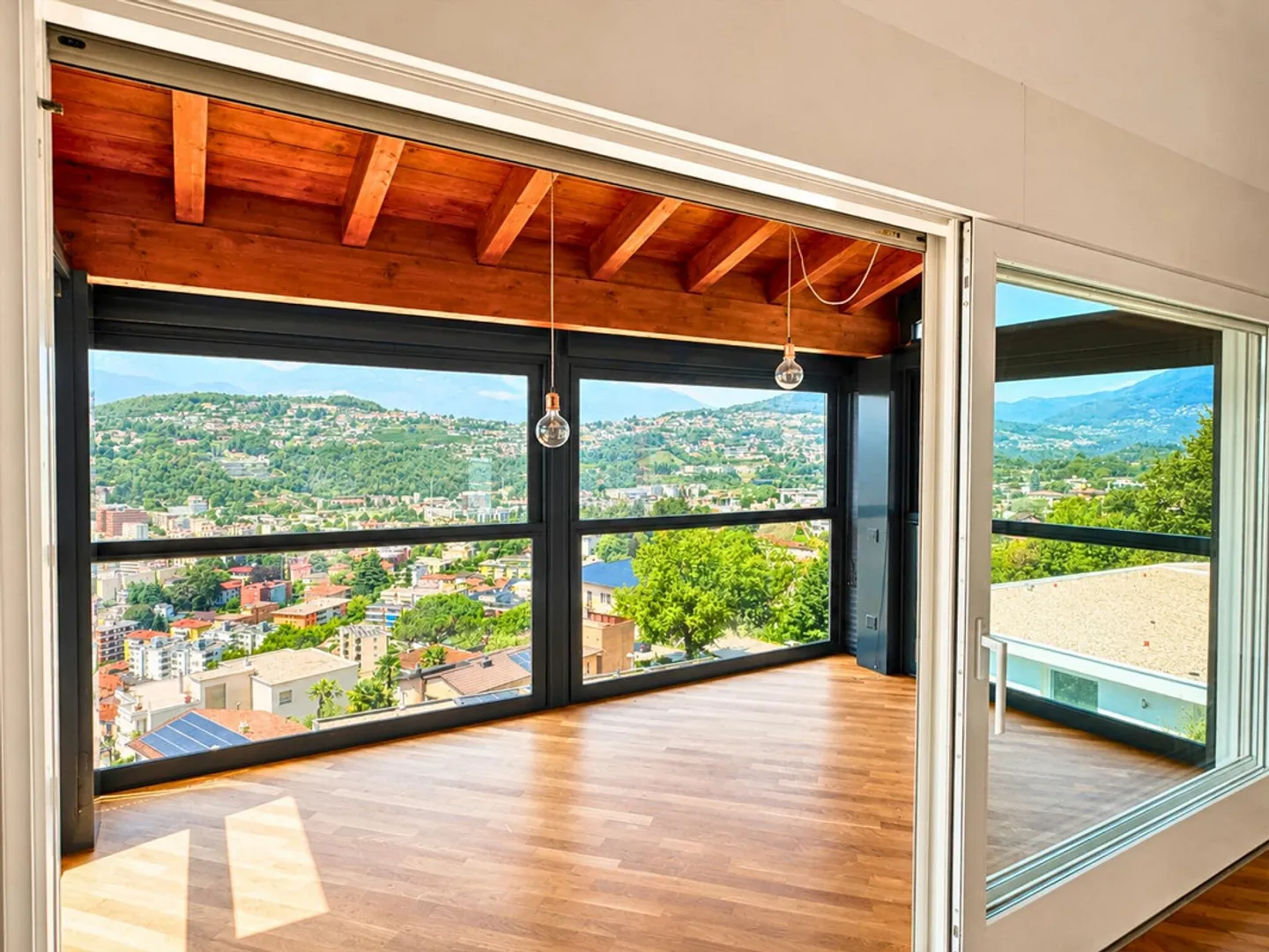 LA TUA CASA IN ZONA ESCLUSIVA CON PARZIALE VISTA LAGO - Foto 6 di 13