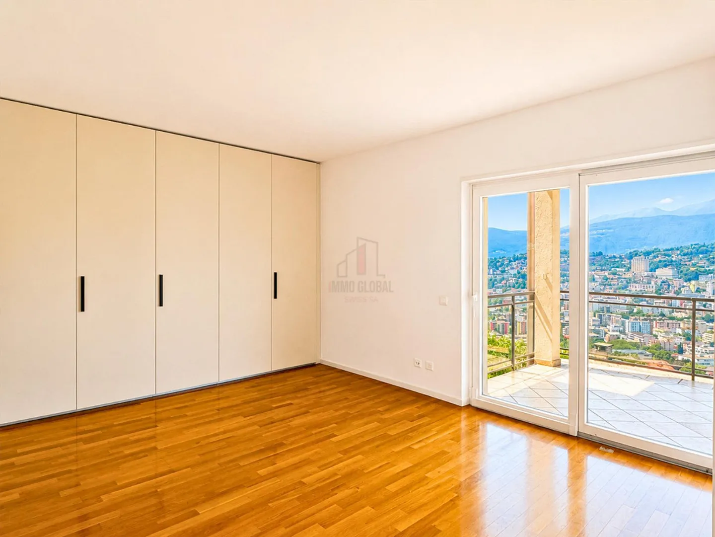 LA TUA CASA IN ZONA ESCLUSIVA CON PARZIALE VISTA LAGO - Foto 8 di 13