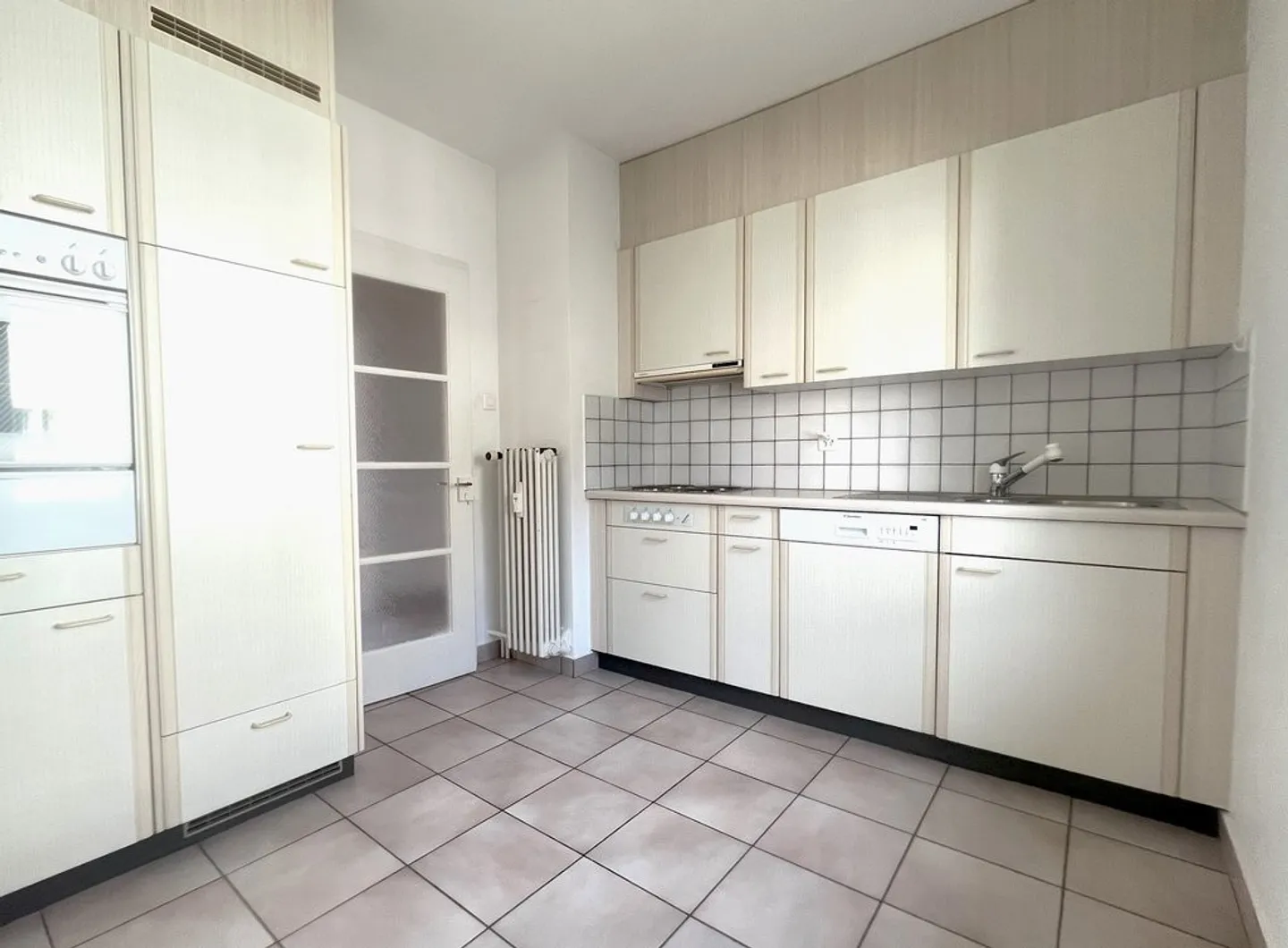 Three-room apartment in a quiet and sunny neighborhood - Photo 2 of 8