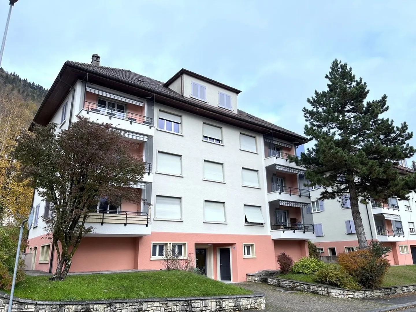 Three-room apartment in a quiet and sunny neighborhood - Photo 1 of 8