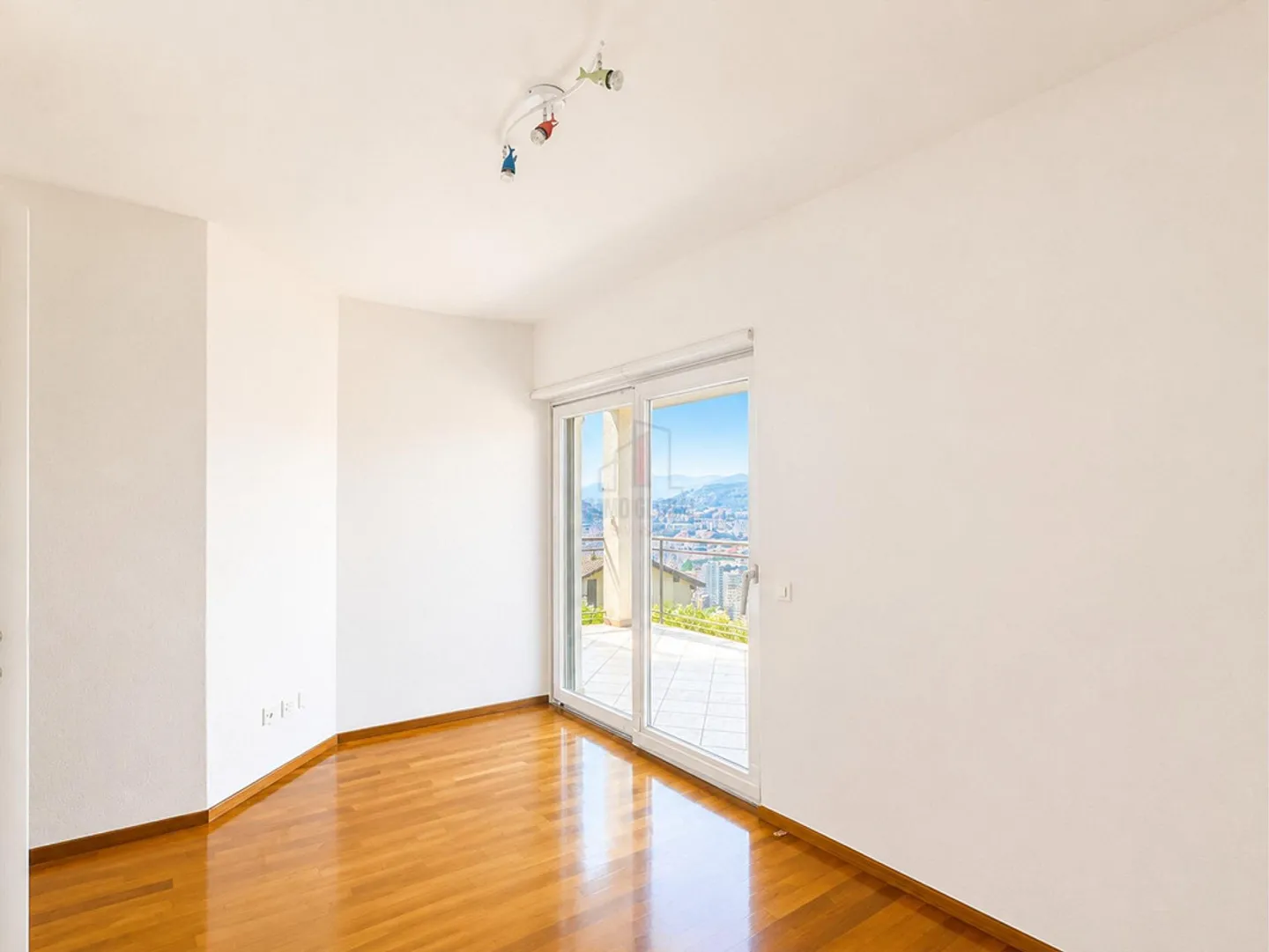 LA TUA CASA IN ZONA ESCLUSIVA CON PARZIALE VISTA LAGO - Foto 12 di 13