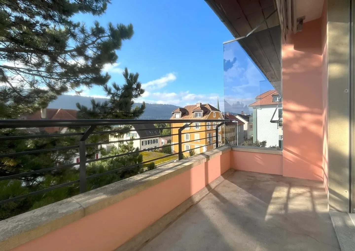 Three-room apartment in a quiet and sunny neighborhood - Photo 7 of 8