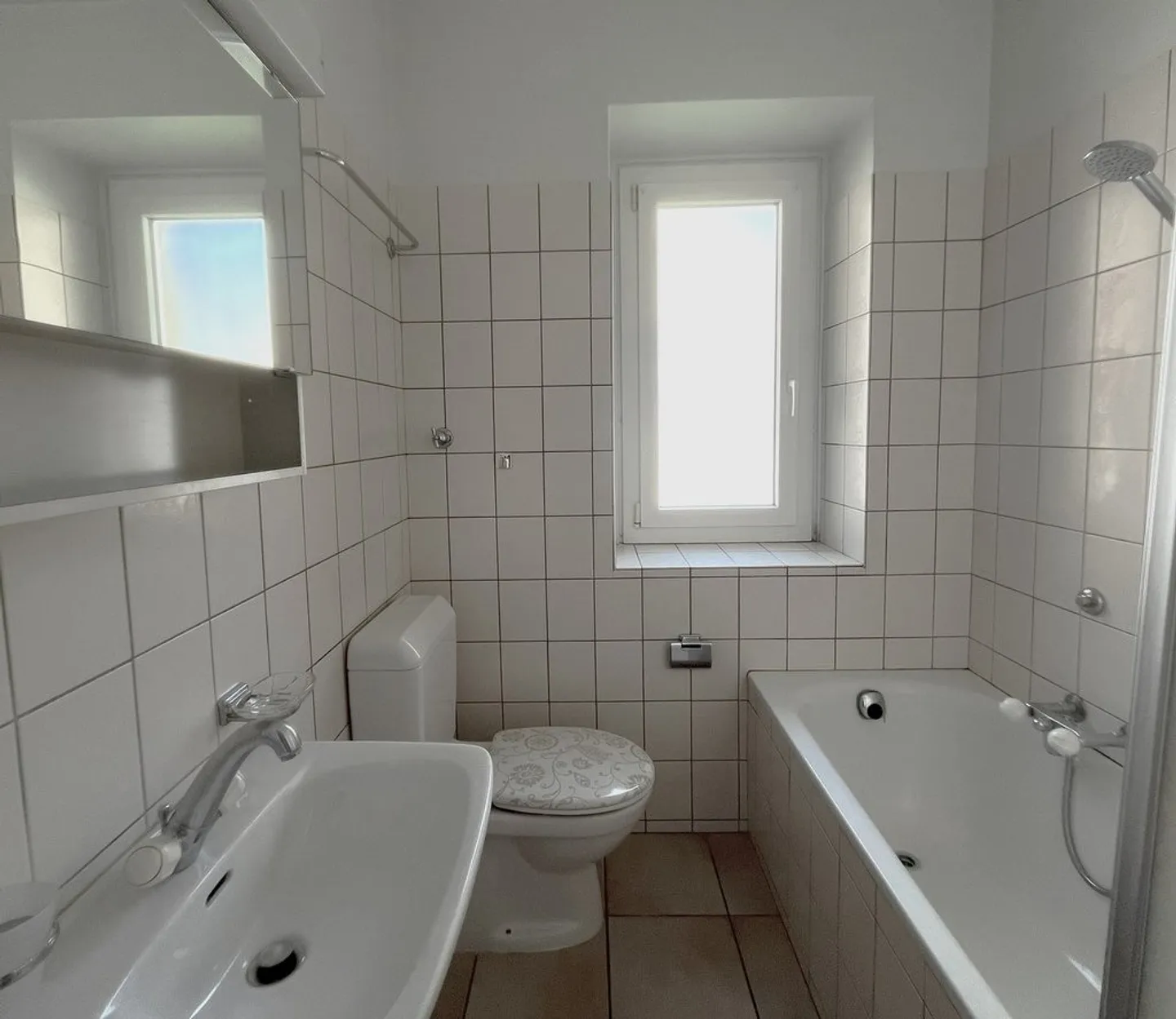 Three-room apartment in a quiet and sunny neighborhood - Photo 6 of 8