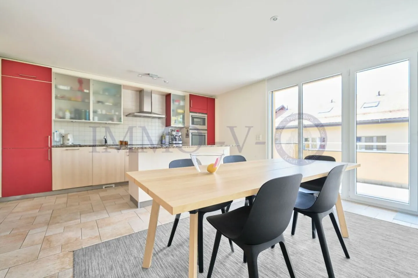 Spazioso e luminoso con terrazza sul tetto e balcone - Foto 4 di 9