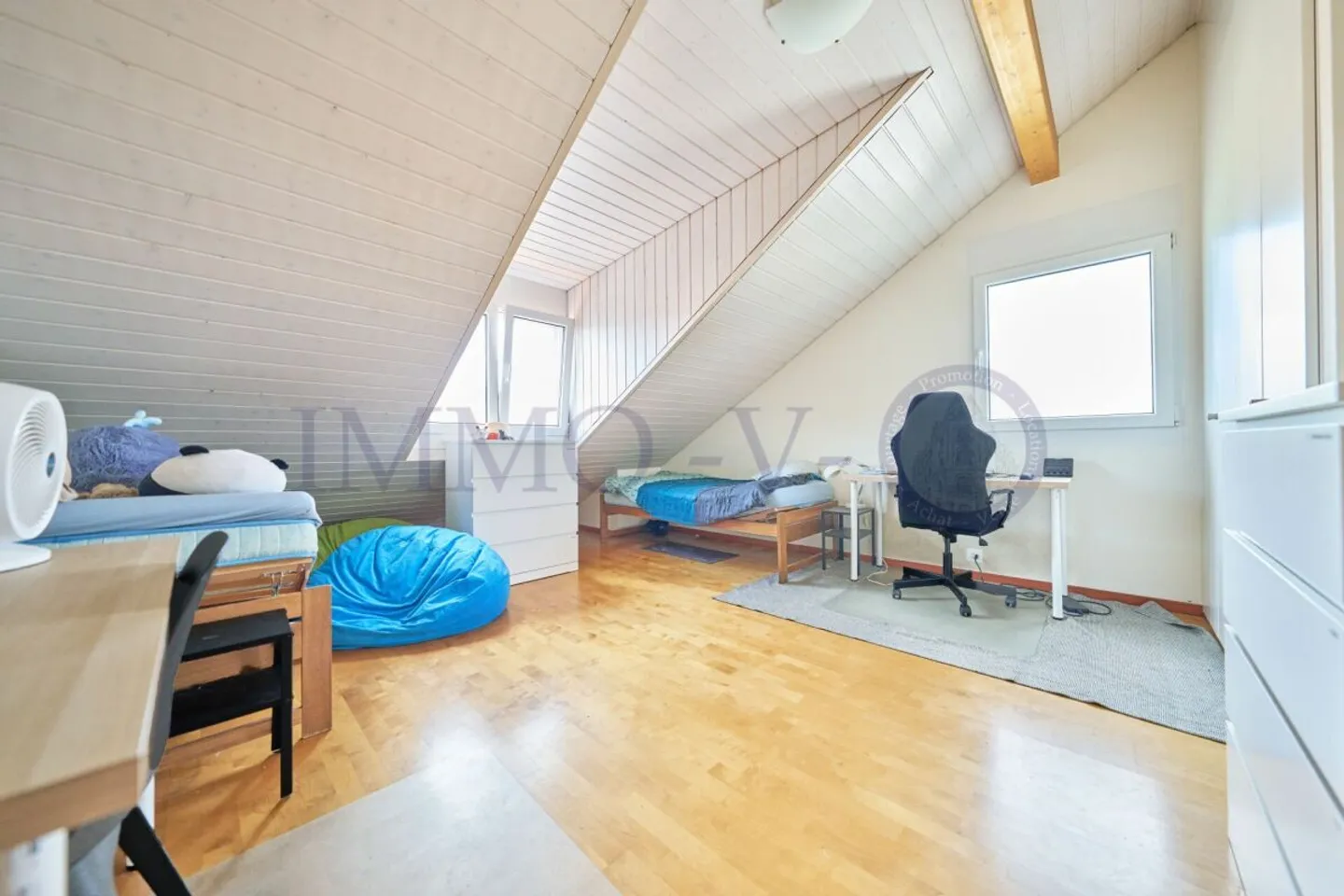 Spazioso e luminoso con terrazza sul tetto e balcone - Foto 5 di 9