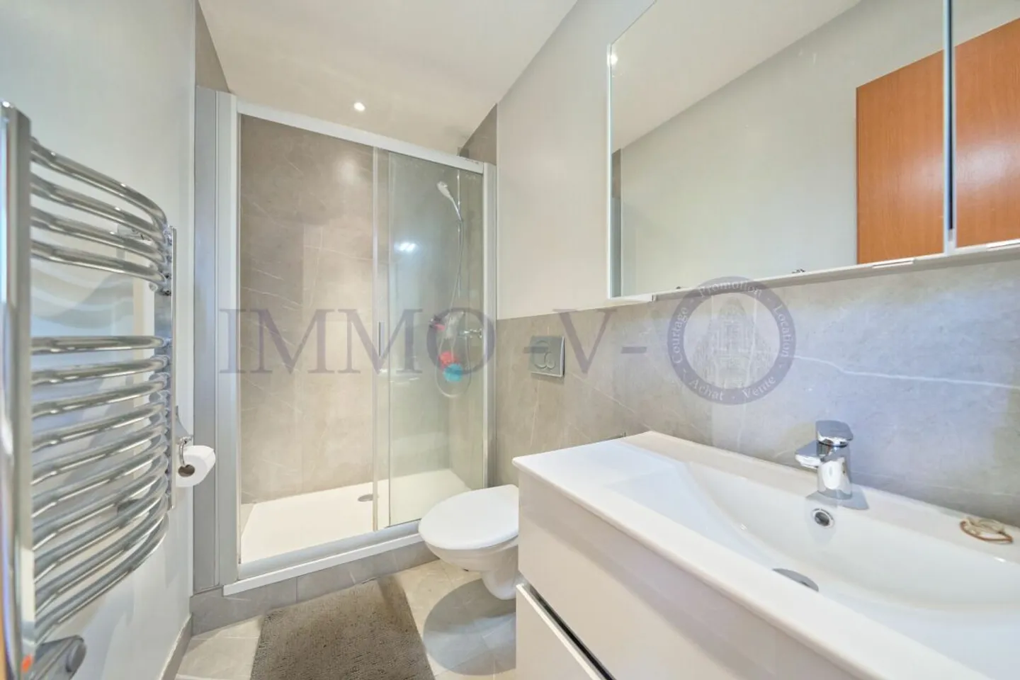 Spazioso e luminoso con terrazza sul tetto e balcone - Foto 8 di 9