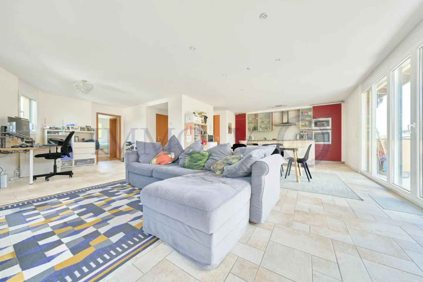 Spazioso e luminoso con terrazza sul tetto e balcone - Foto 3 di 9