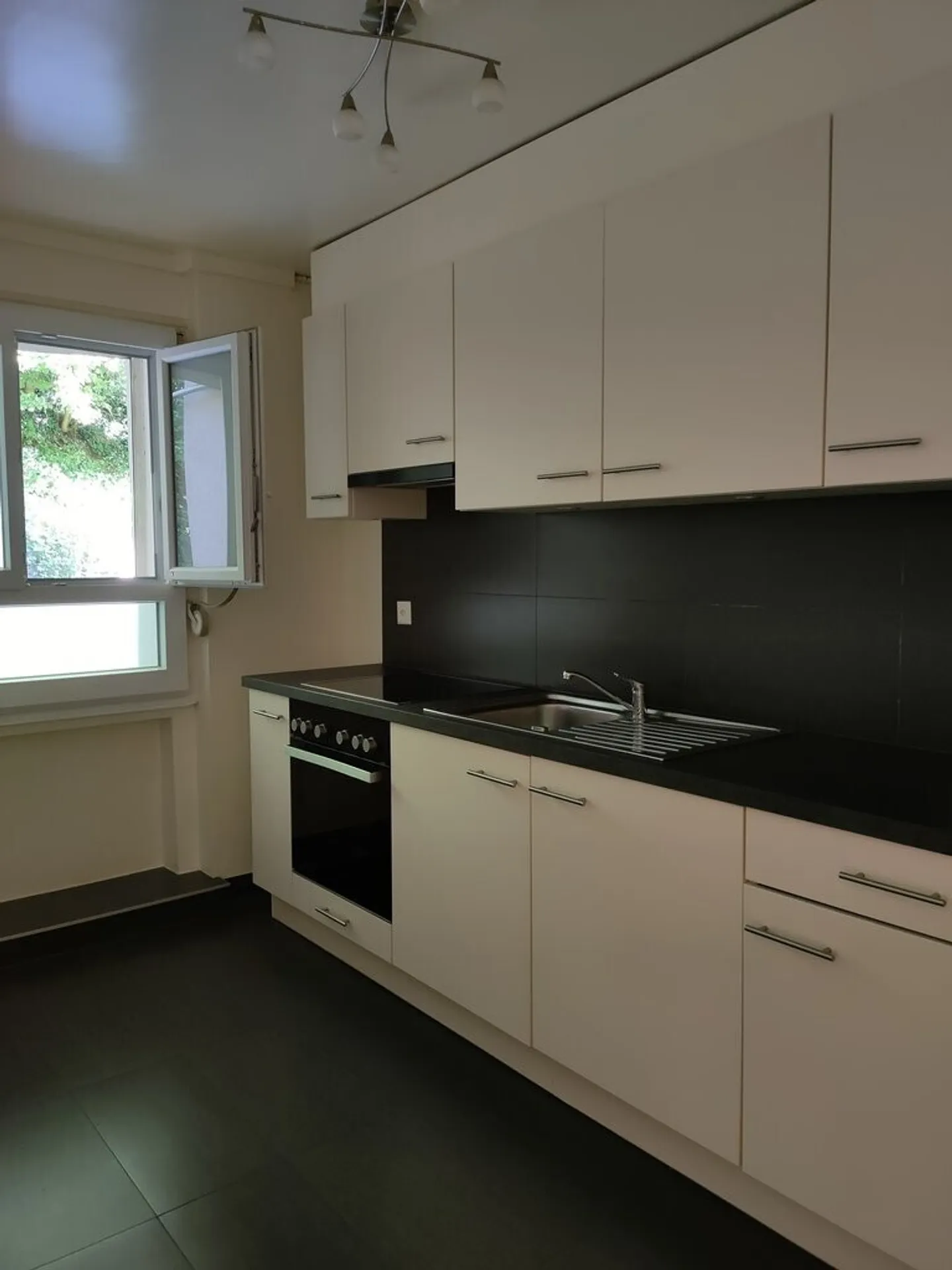 To seize! Your apartment close to downtown Lausanne! - Photo 3 of 4