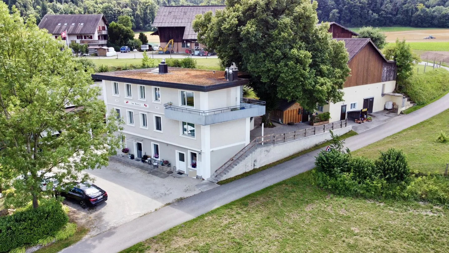 Spazio per la famiglia, gli animali e le visioni! Casa multifamiliare versatile a Weiach - Foto 1 di 15
