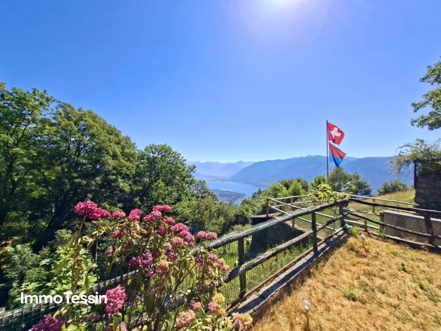 OPPORTUNITÉ : Magnifique Rustico avec vue panoramique unique sur le lac dans un lieu de tranquillité surplombant le lac Majeur - Photo 1 sur 13