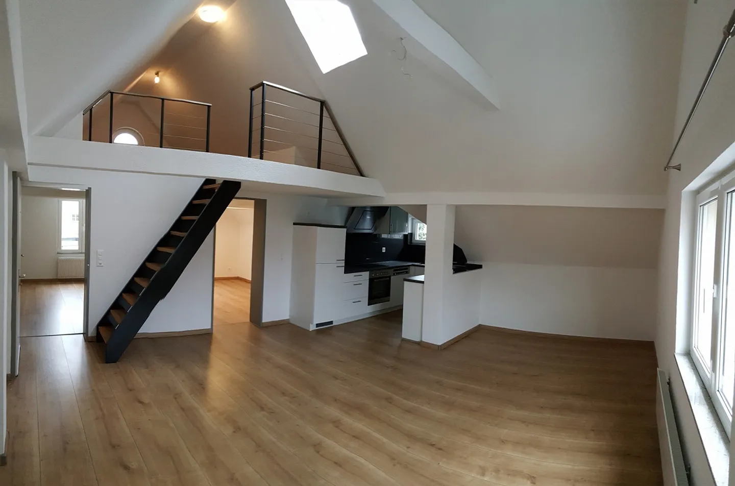 Appartamento unico di 3,5 stanze con galleria nel centro del villaggio - Foto 1 di 11