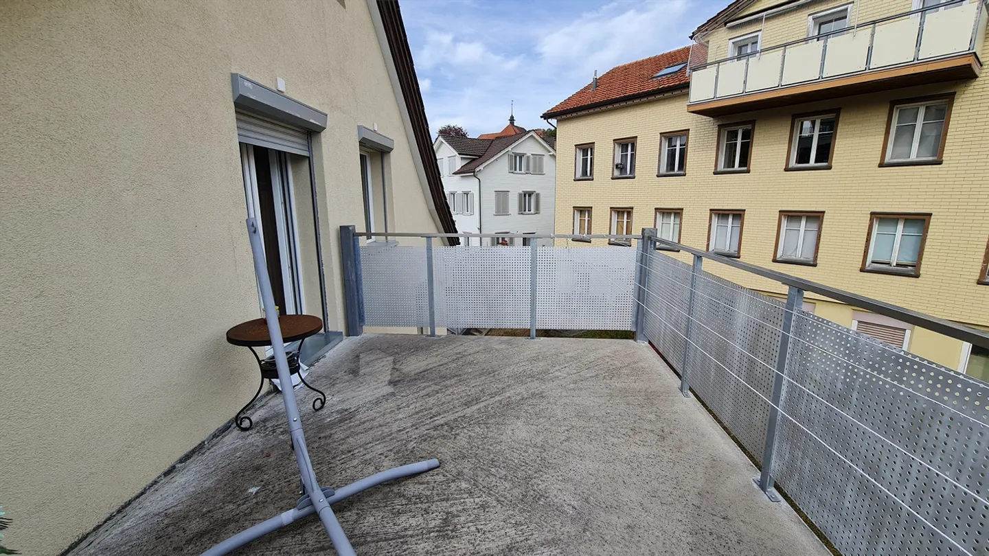Appartamento unico di 3,5 stanze con galleria nel centro del villaggio - Foto 9 di 11