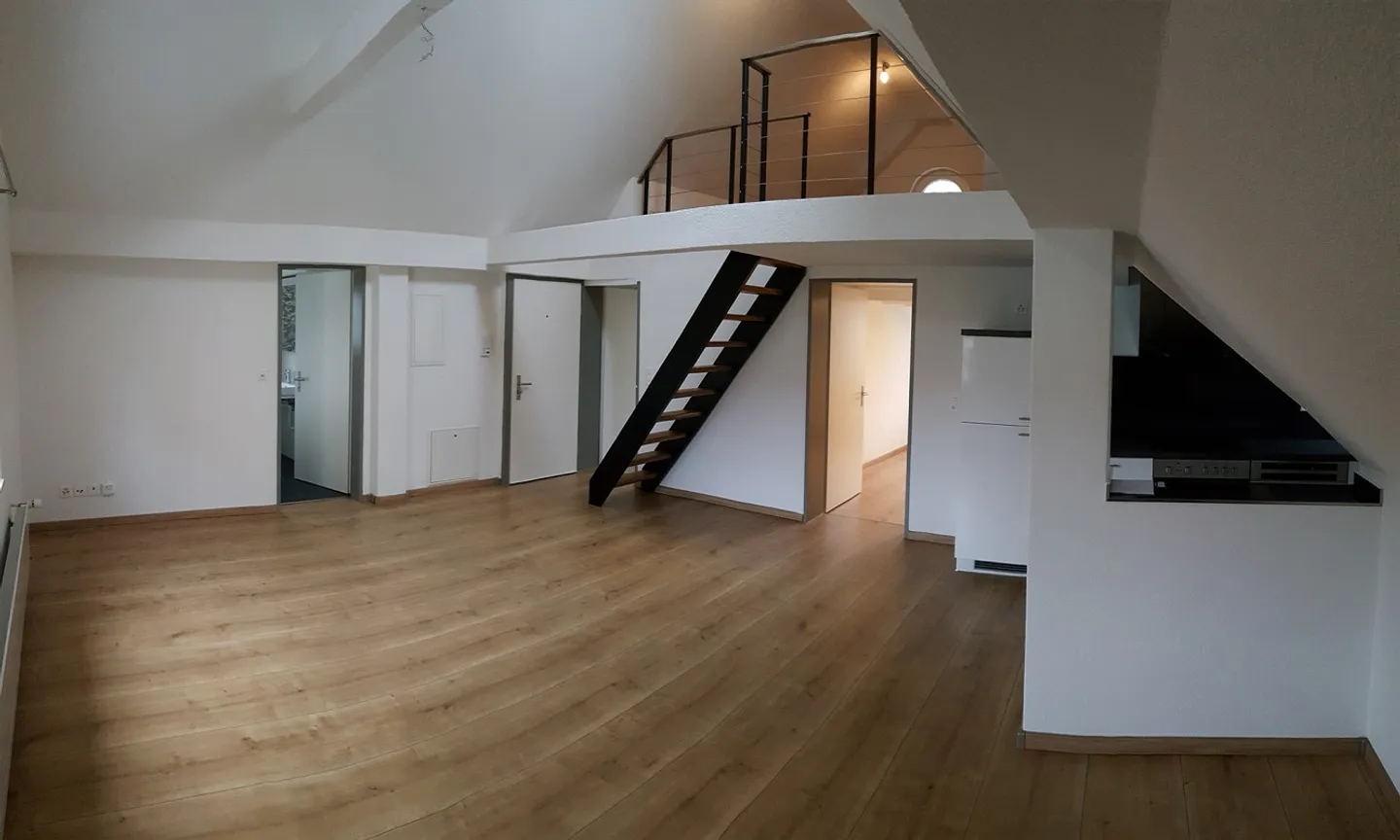 Appartamento unico di 3,5 stanze con galleria nel centro del villaggio - Foto 2 di 11