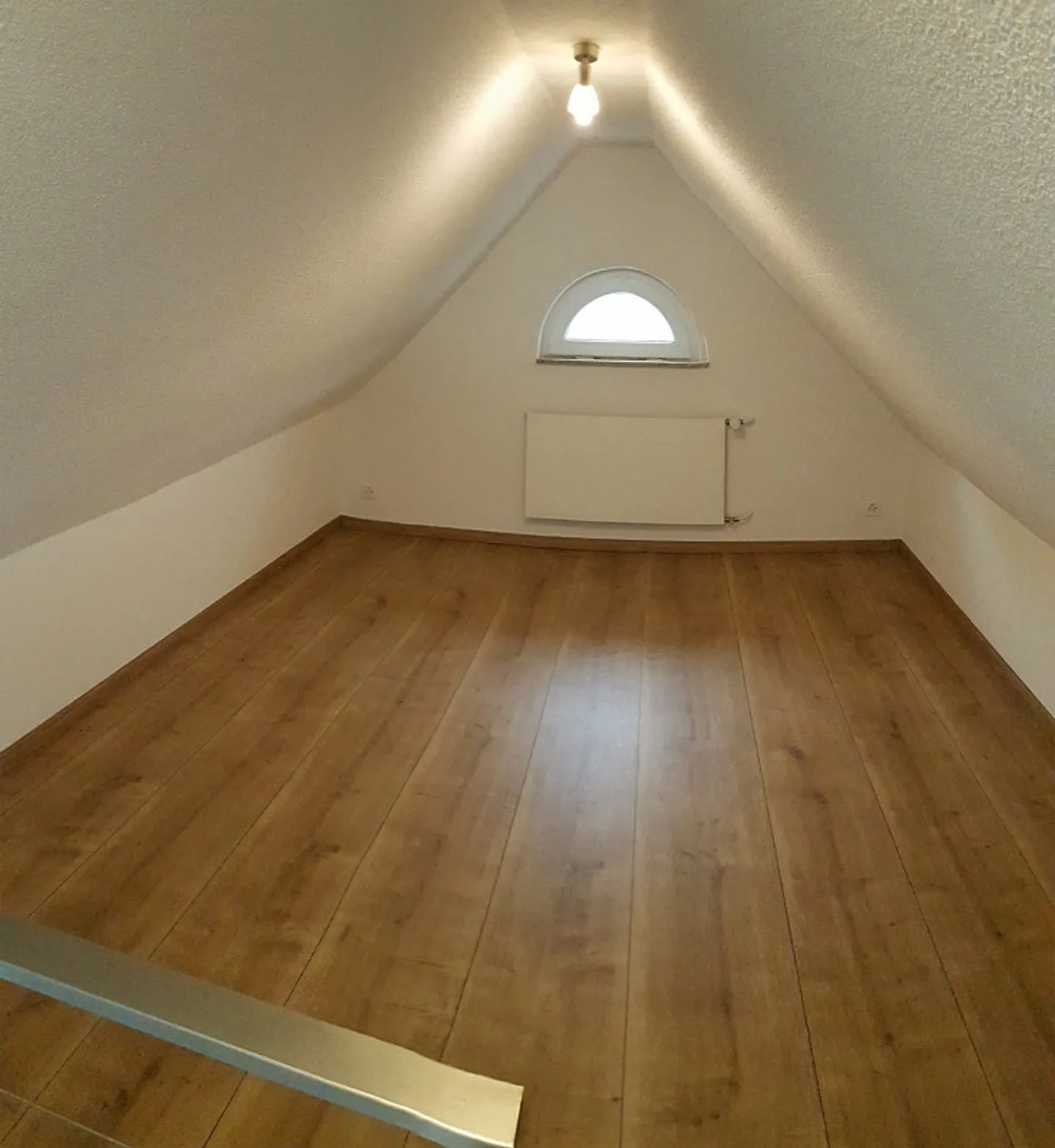 Appartamento unico di 3,5 stanze con galleria nel centro del villaggio - Foto 3 di 11