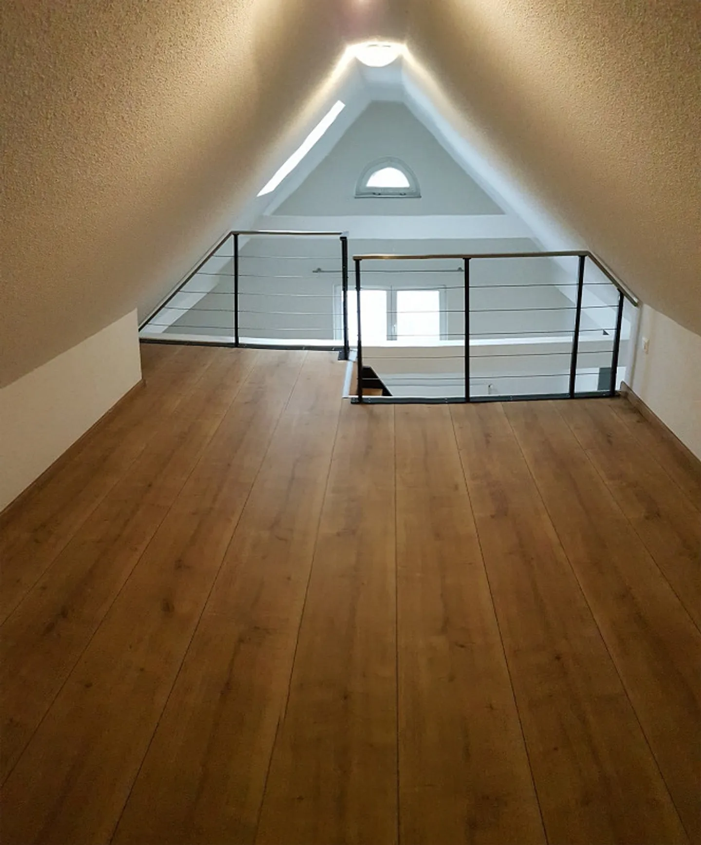 Appartamento unico di 3,5 stanze con galleria nel centro del villaggio - Foto 4 di 11