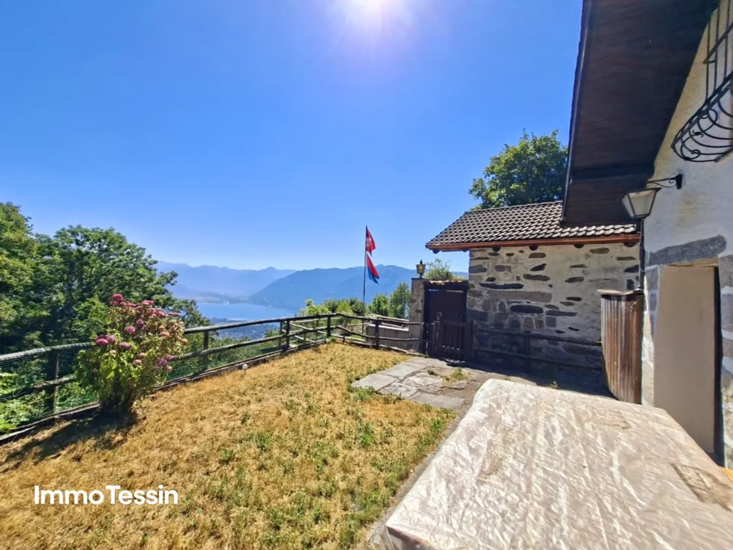 OPPORTUNITÉ : Magnifique Rustico avec vue panoramique unique sur le lac dans un lieu de tranquillité surplombant le lac Majeur - Photo 3 sur 13