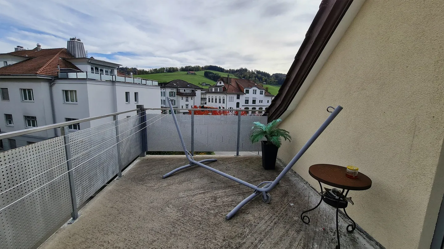Appartamento unico di 3,5 stanze con galleria nel centro del villaggio - Foto 8 di 11
