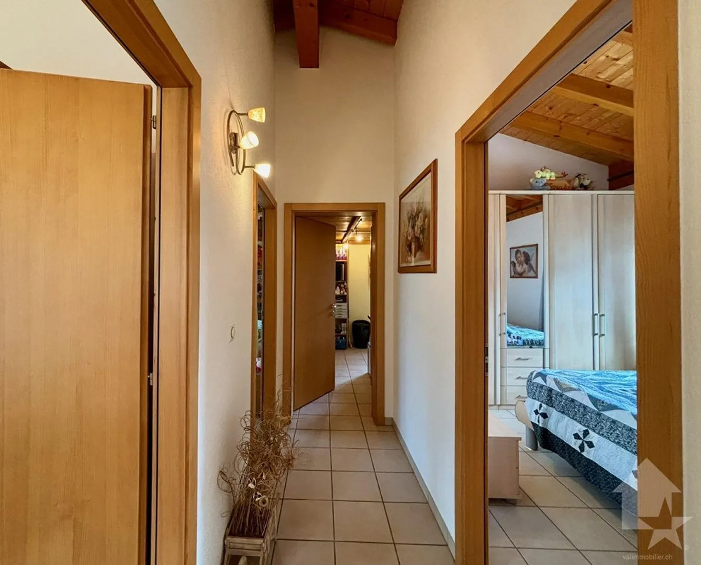 Einfamilienhaus mit großem Außenbereich und Zaun - Foto 2 von 30