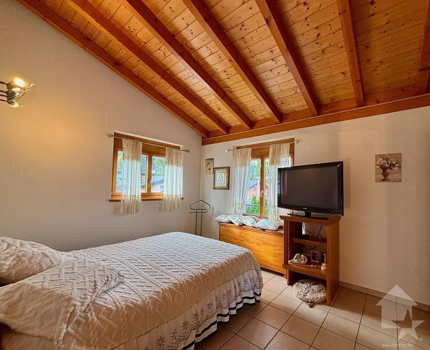 Einfamilienhaus mit großem Außenbereich und Zaun - Foto 4 von 30