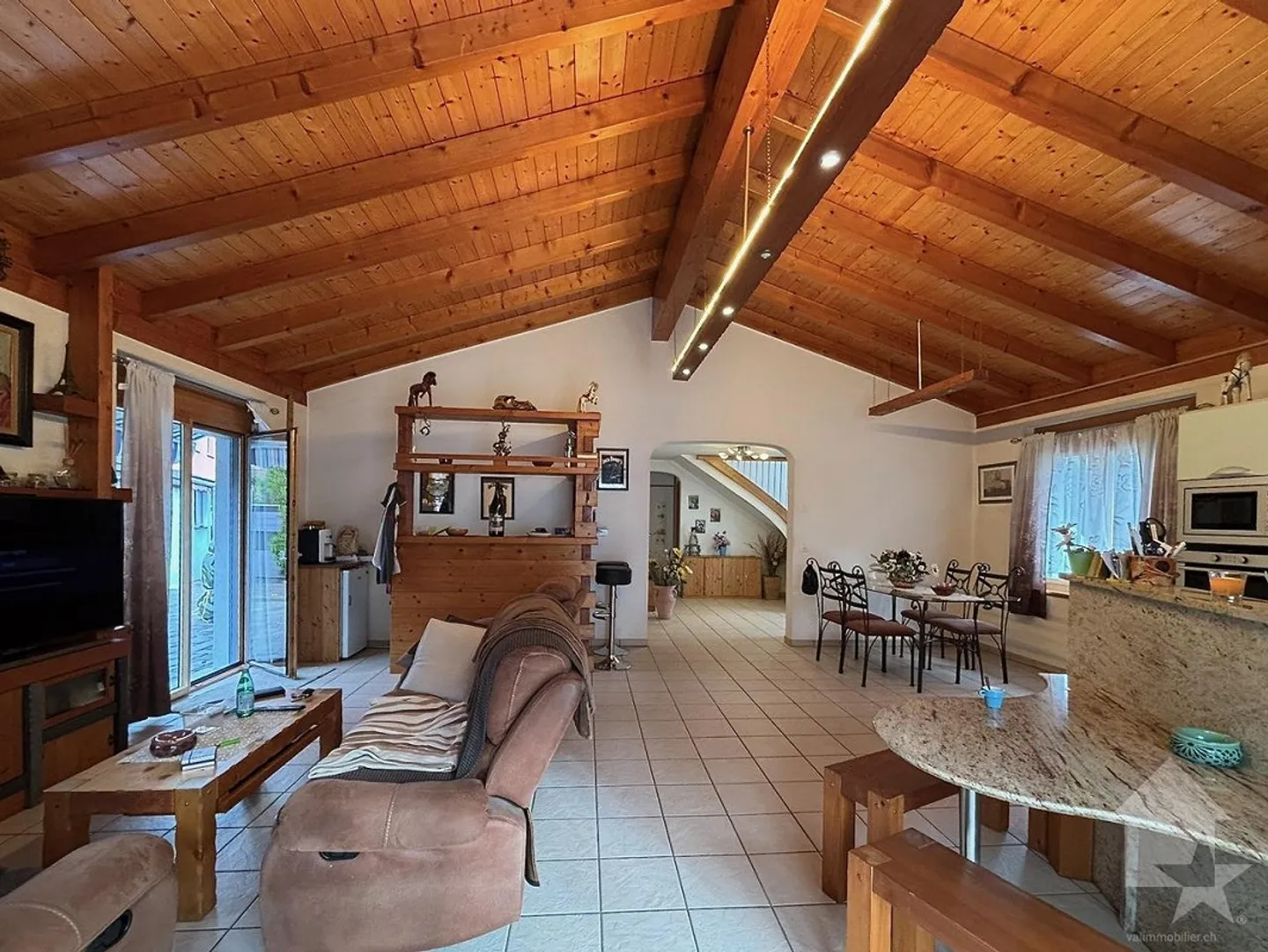 Einfamilienhaus mit großem Außenbereich und Zaun - Foto 16 von 30