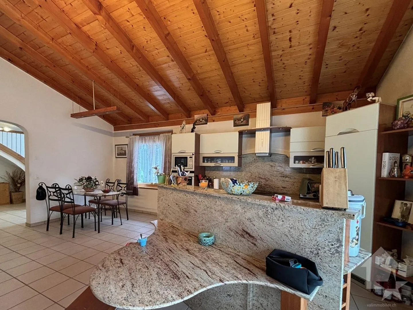 Einfamilienhaus mit großem Außenbereich und Zaun - Foto 17 von 30