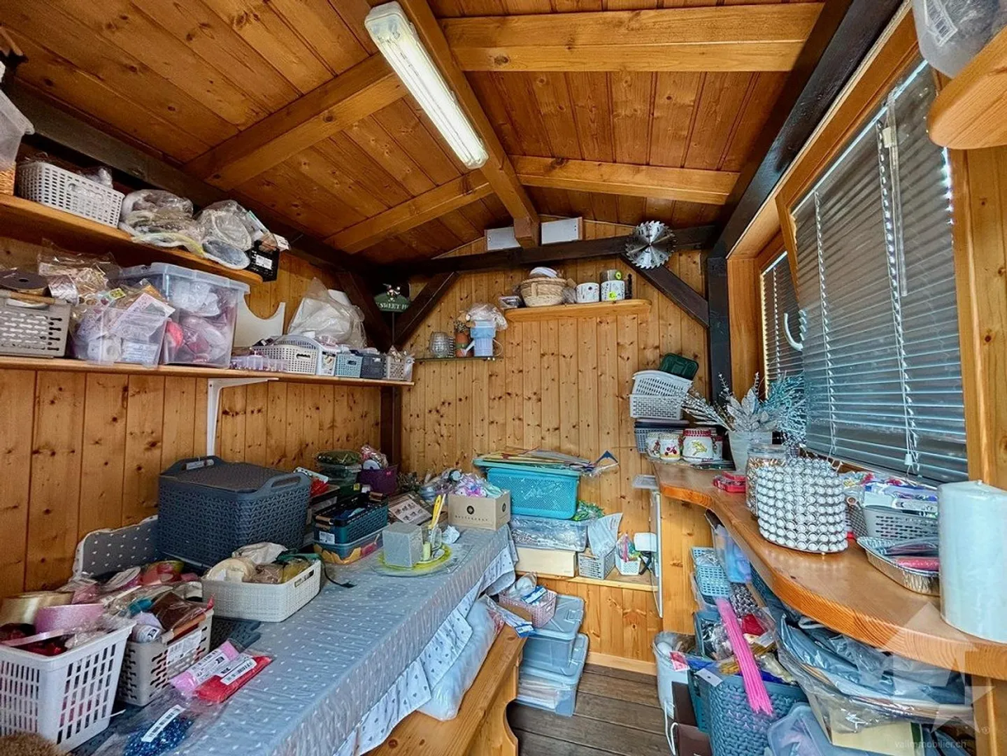 Einfamilienhaus mit großem Außenbereich und Zaun - Foto 23 von 30
