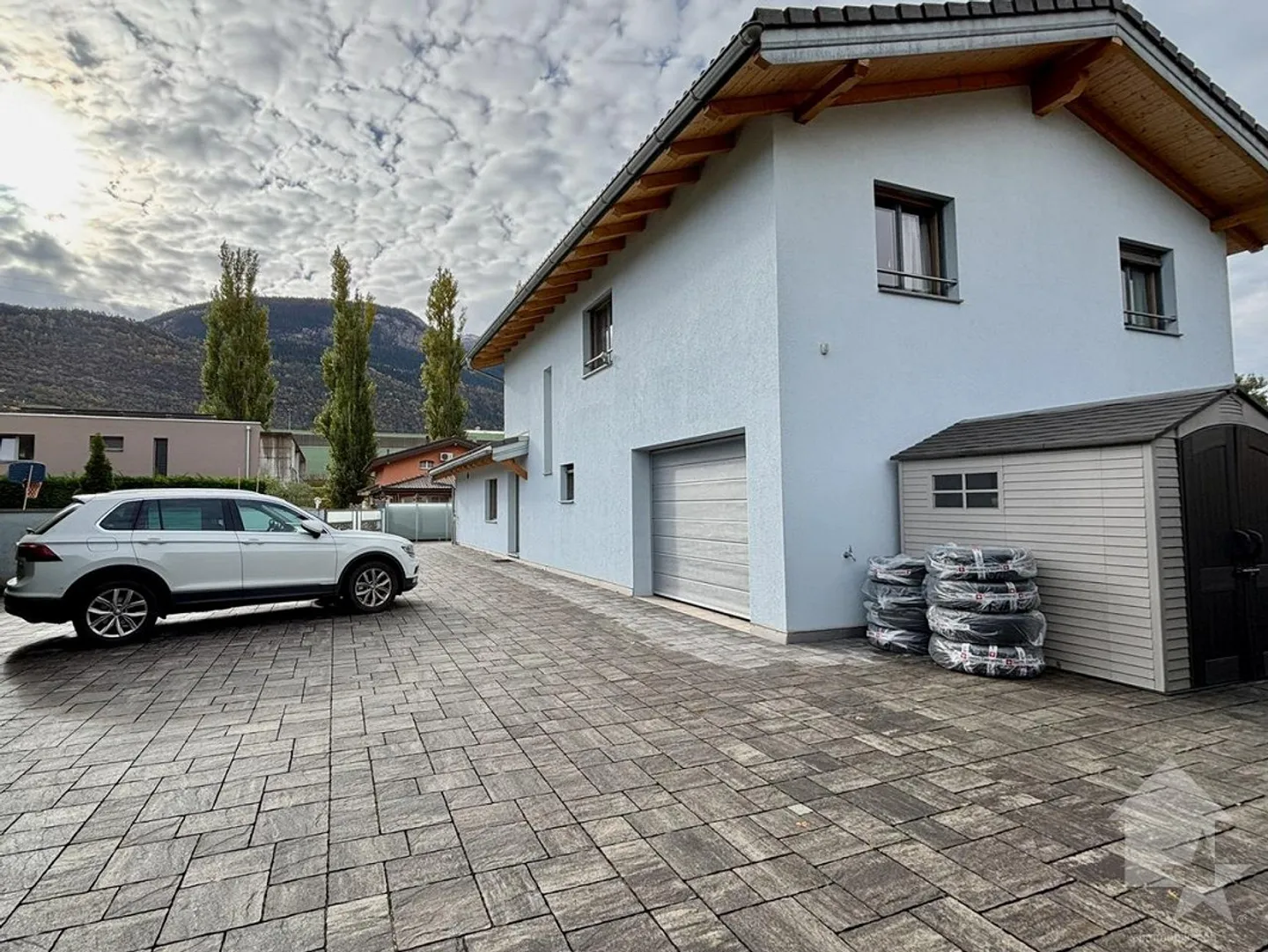 Einfamilienhaus mit großem Außenbereich und Zaun - Foto 27 von 30