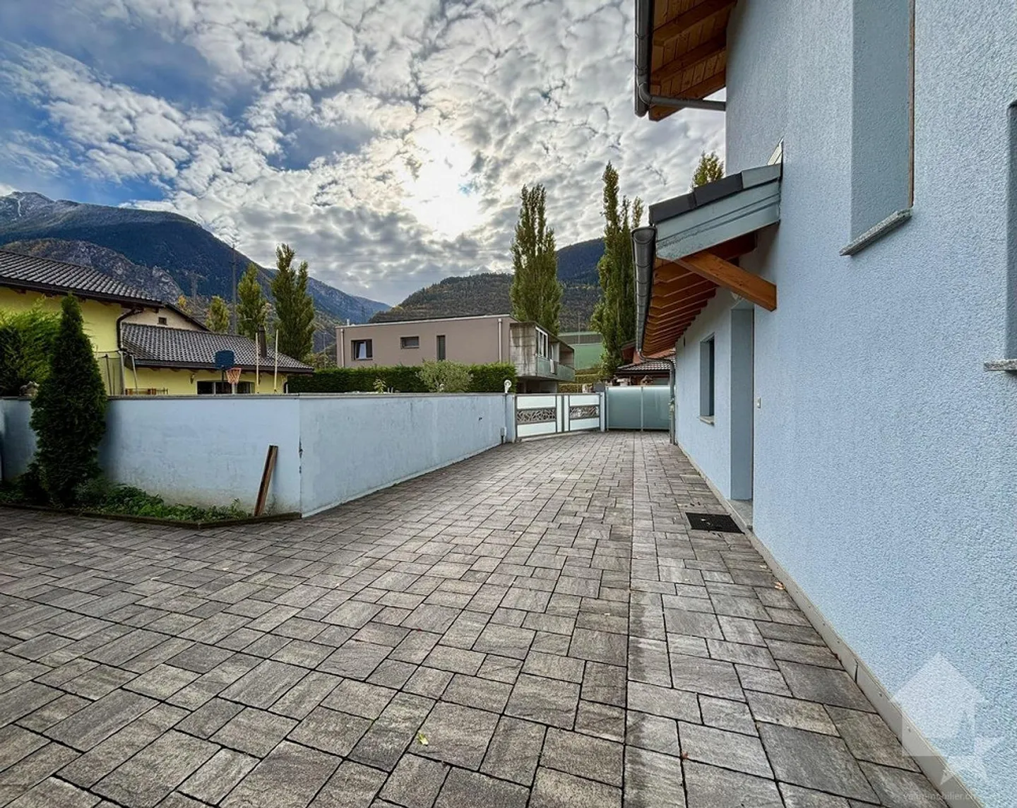 Einfamilienhaus mit großem Außenbereich und Zaun - Foto 30 von 30