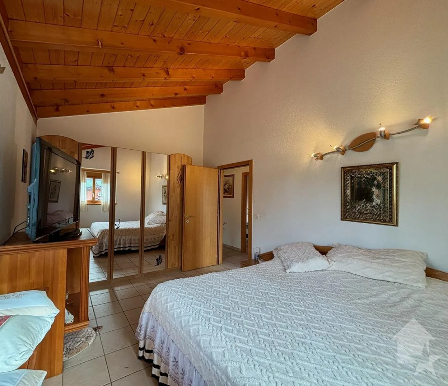 Einfamilienhaus mit großem Außenbereich und Zaun - Foto 5 von 30