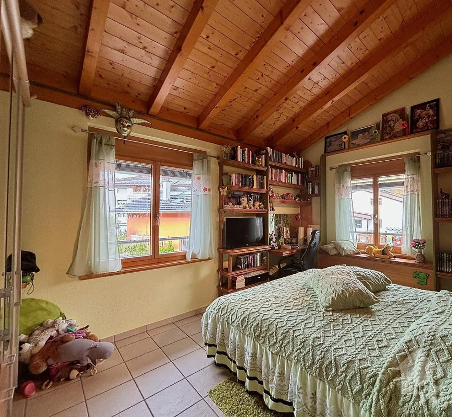 Einfamilienhaus mit großem Außenbereich und Zaun - Foto 7 von 30