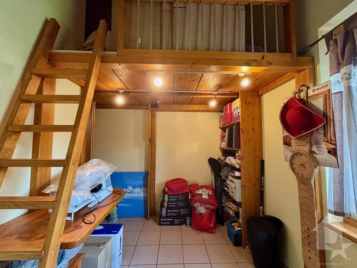 Einfamilienhaus mit großem Außenbereich und Zaun - Foto 10 von 30